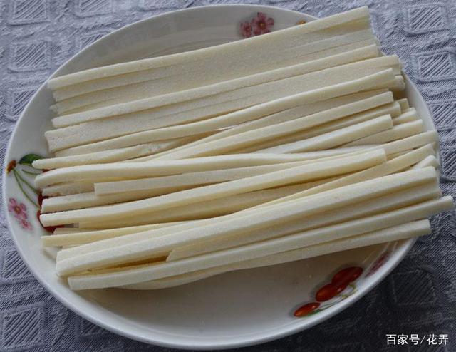 据《贵溪县志》载:清朝乾隆皇帝游江南品尝龙兴铺灯芯糕赞曰:"京省