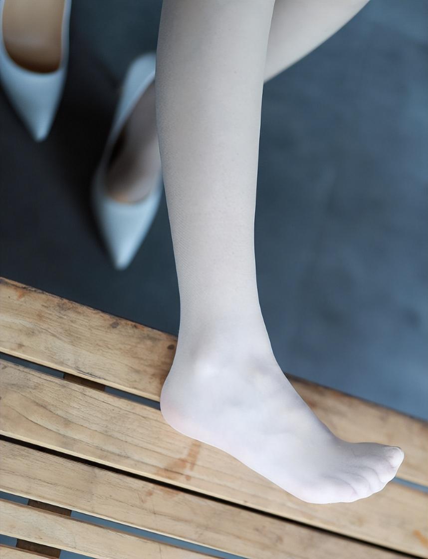 女生穿丝袜,为什么总喜欢脱鞋晾脚?