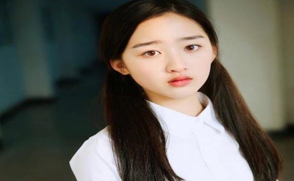 tfboys公司唯一女艺人,人称"二公主",出道就与易烊千玺演戏_张艺凡