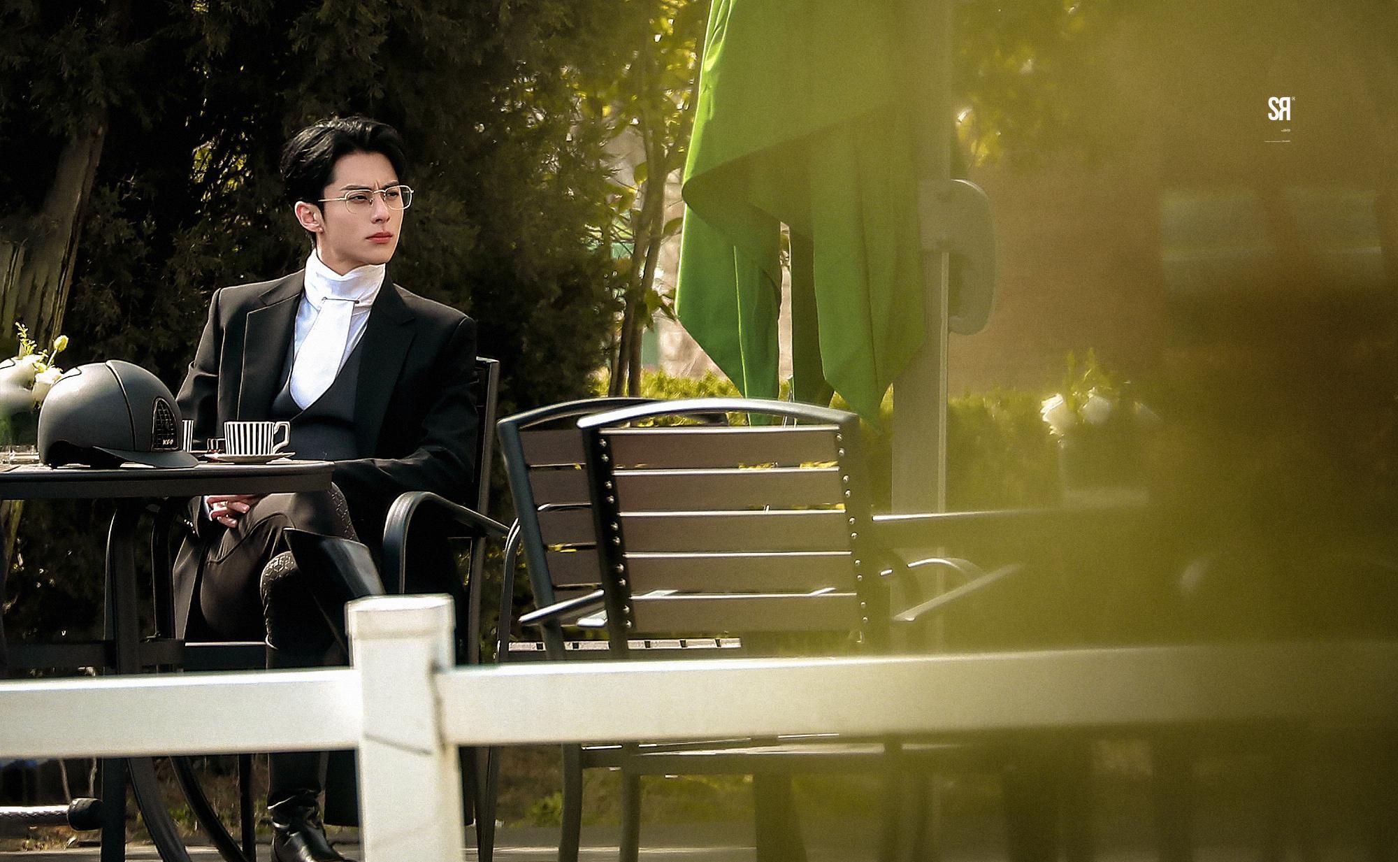 白鹿王鹤棣《以爱为营》,大背头,西装加持,霸总本总