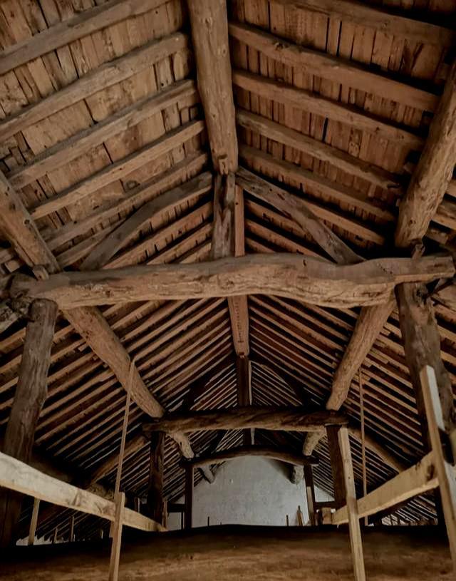 用妈的话说,姥爷这一辈子也不知道盖了多少房,朋友家盖房要帮忙,弟弟