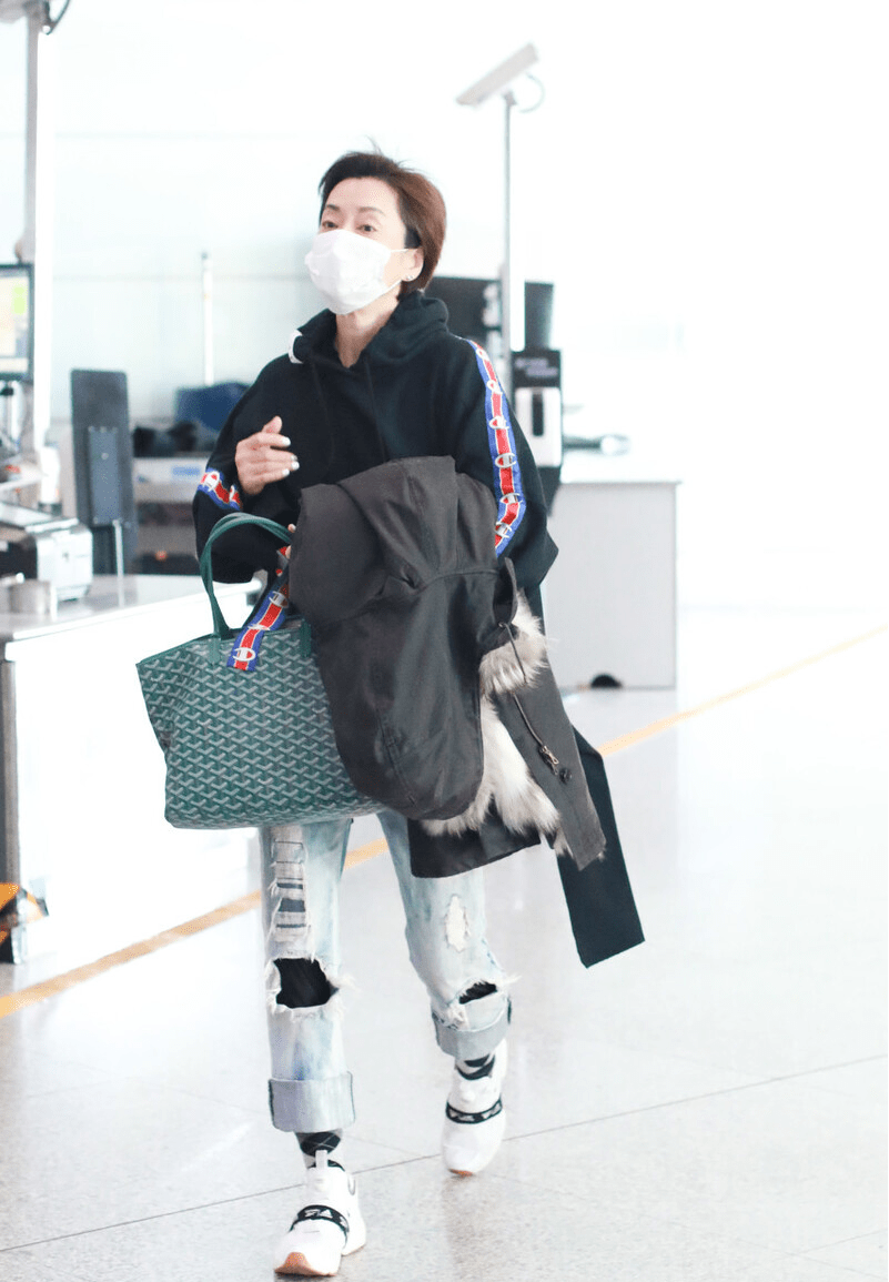 合体走机场,宋祖儿背万元大牌炫腹,大28岁王琳靠王菲同款抢风头_包包