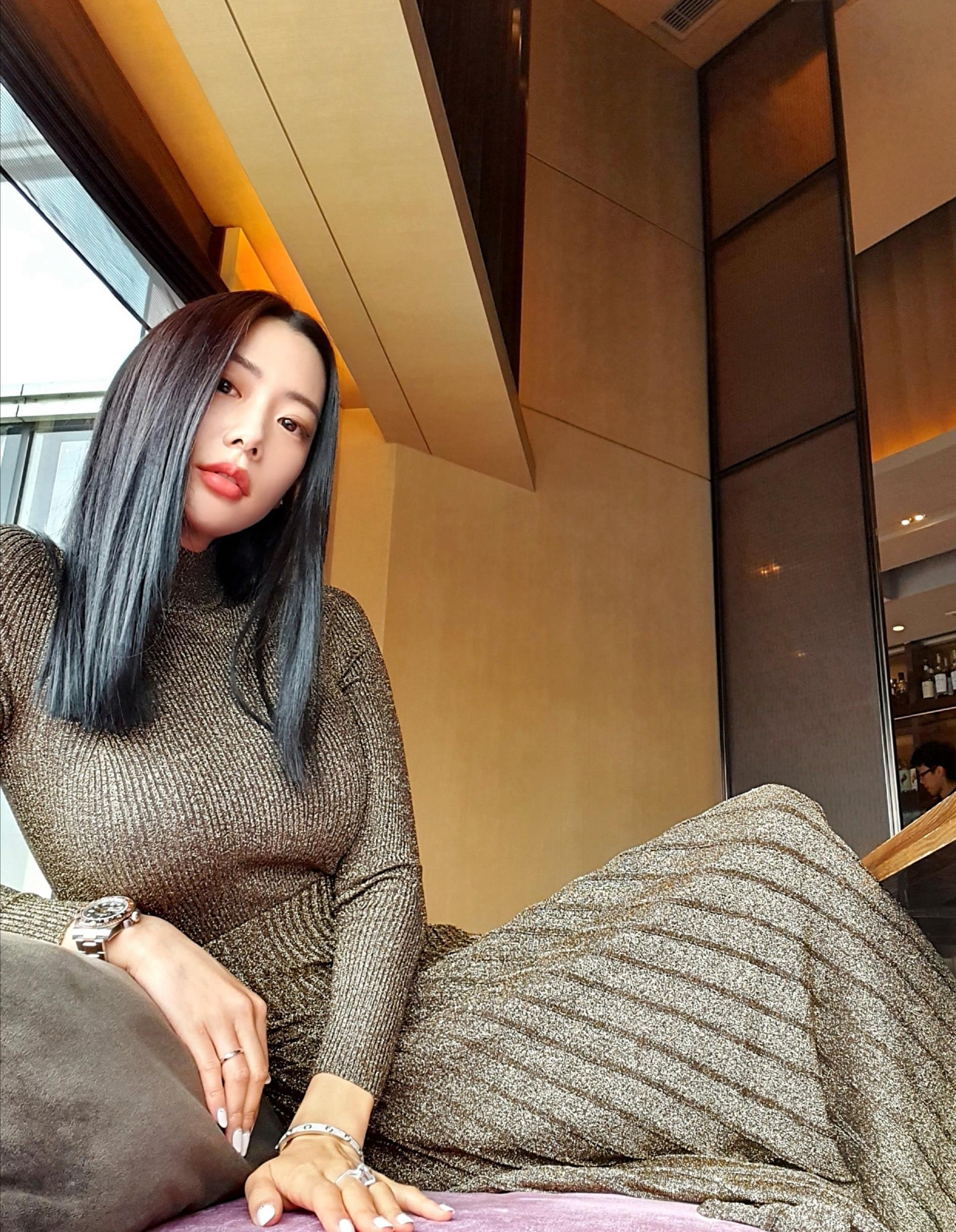 克拉拉真够丰满一袭紧身针织裙勒出傲人曲线女生看了直呼心动