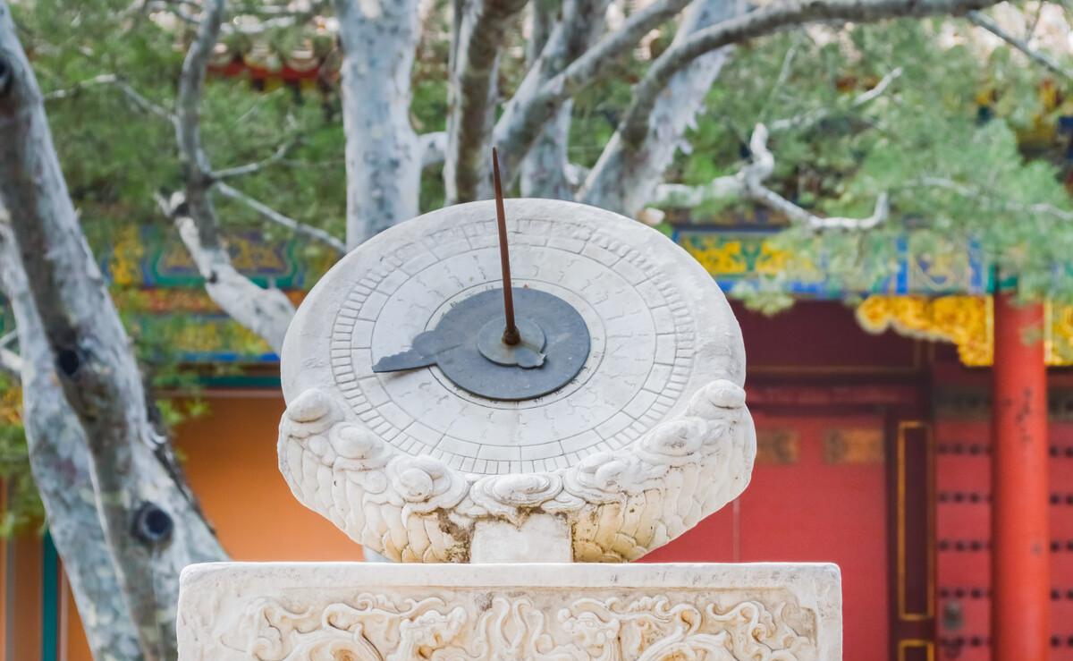 我们今天使用的万年历沿用了夏朝的历法，以农历正月，也就是阴月，作为一年的开始