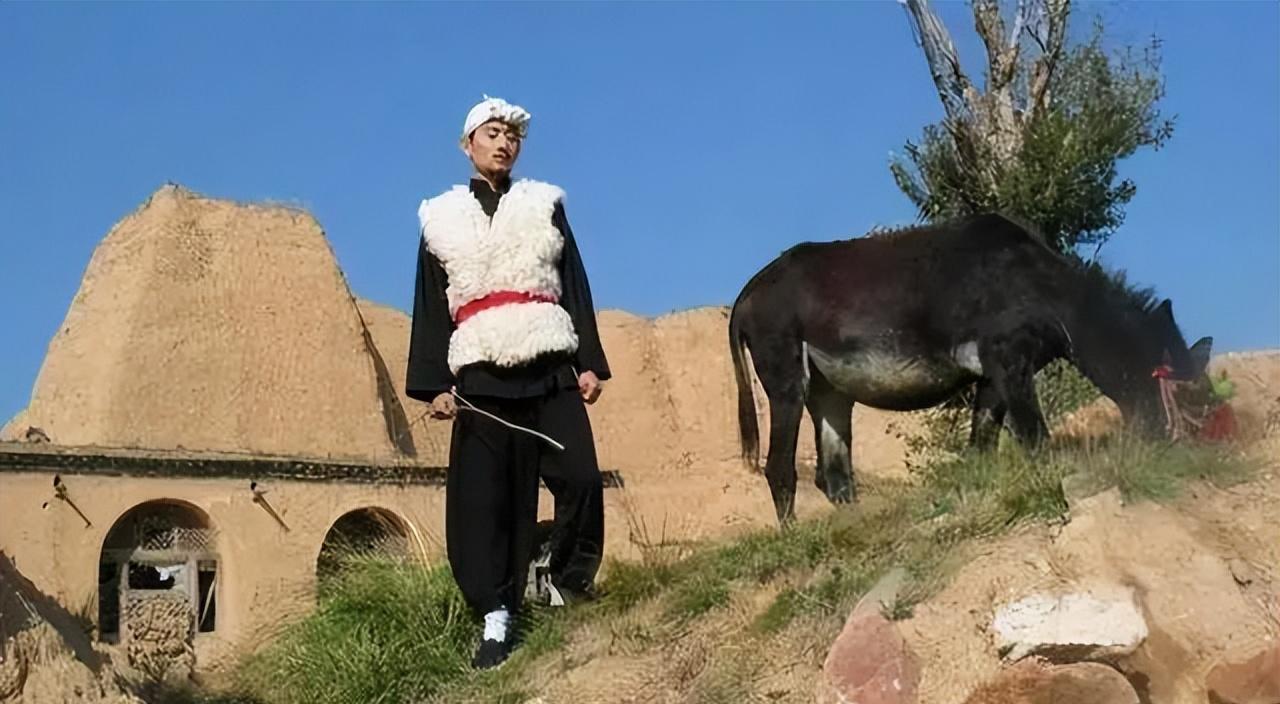 来到《星光大道》的舞台,就是为了实现心中的那个歌手梦.