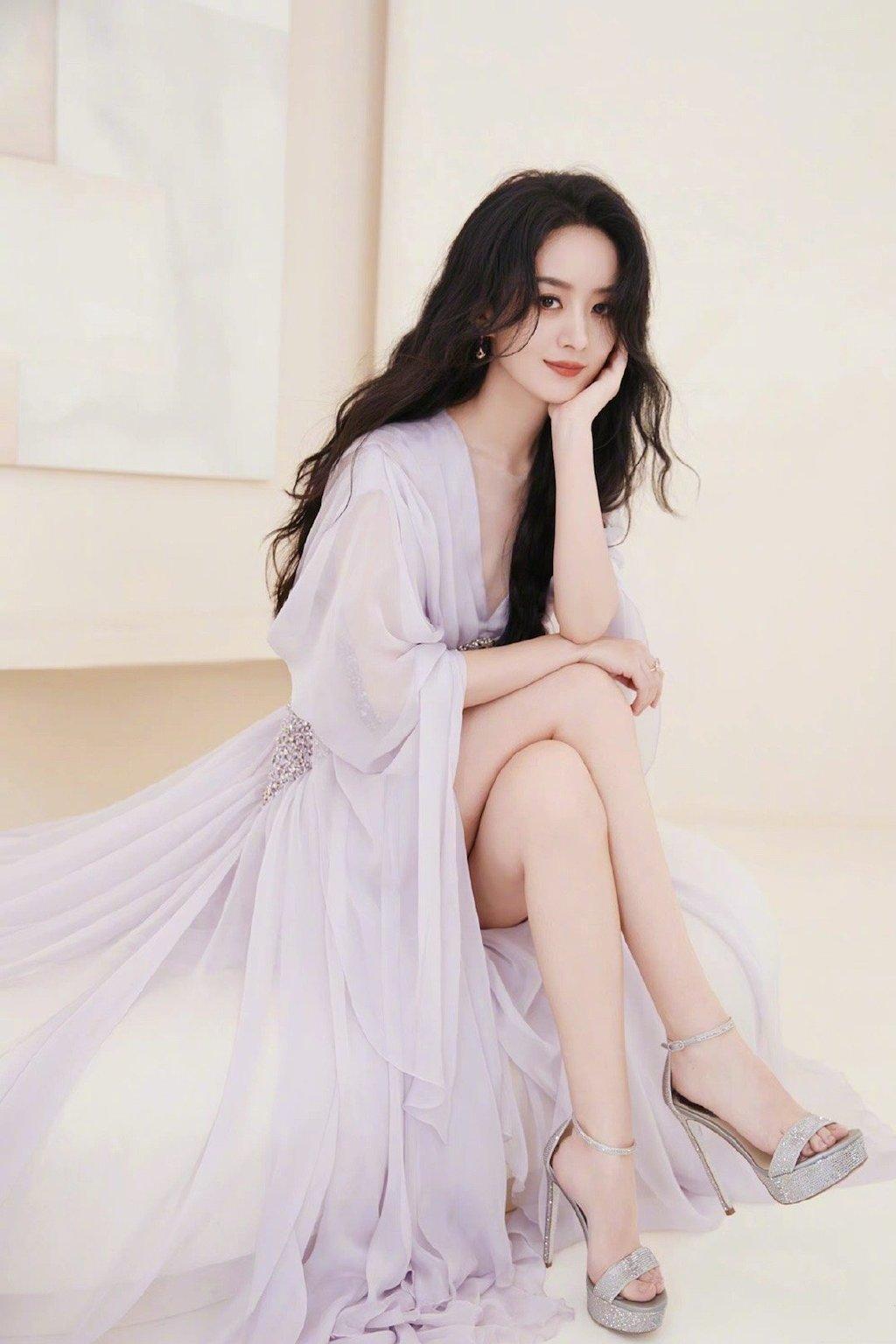 赵丽颖搭配了跟腰带一样blingbling的高跟鞋,一字带的造型简约大方,既