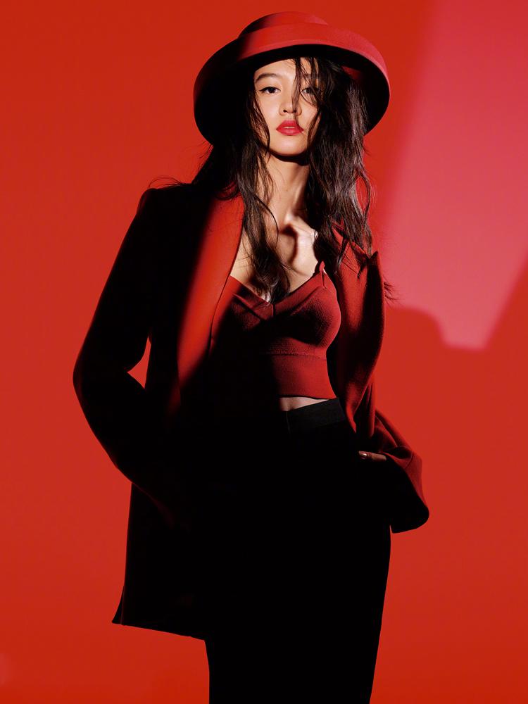 穿着一身chanel的木村光希浑身散发着贵族气息,红西