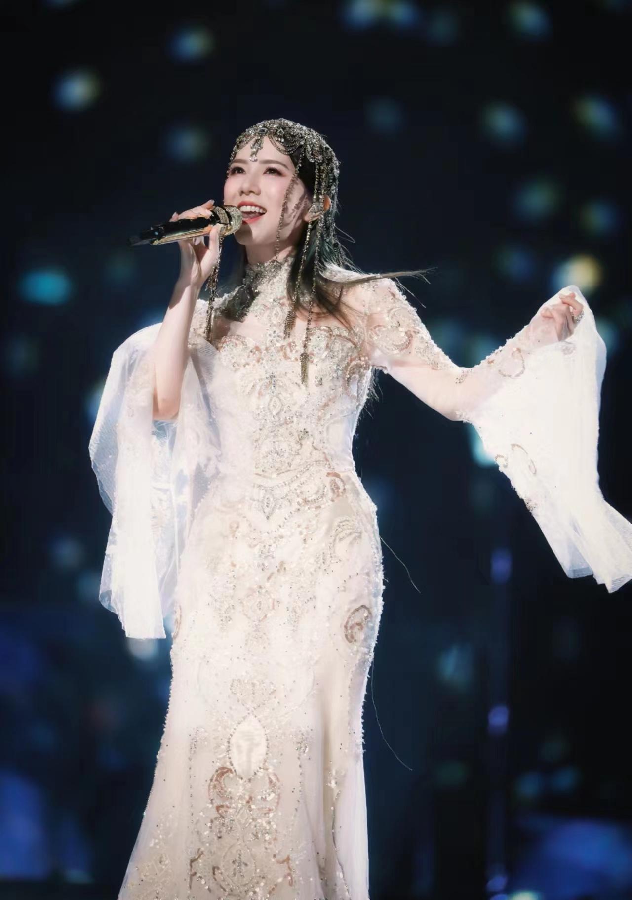 邓紫棋跨年晚会造型太美了,鱼尾长裙配精美头饰,宛如古典公主!