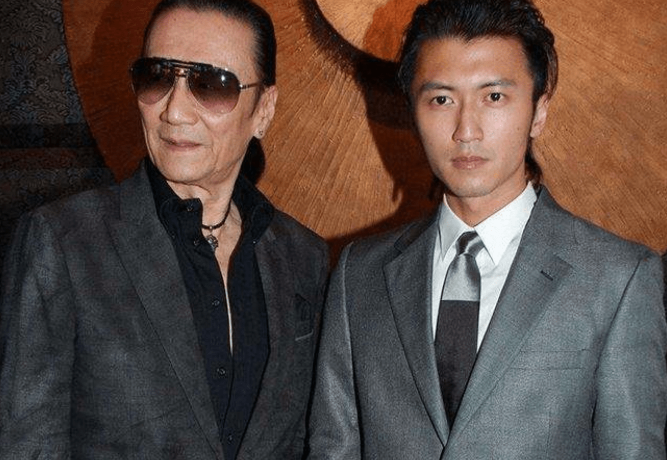 84岁谢贤和小49岁女友"重燃爱火",当街拥吻,身材壮硕不减当年_运动