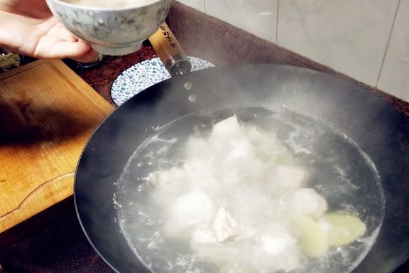 只需加些紫苏，做出来的排骨味道鲜美，不油腻，大人小孩都爱吃！(图3)