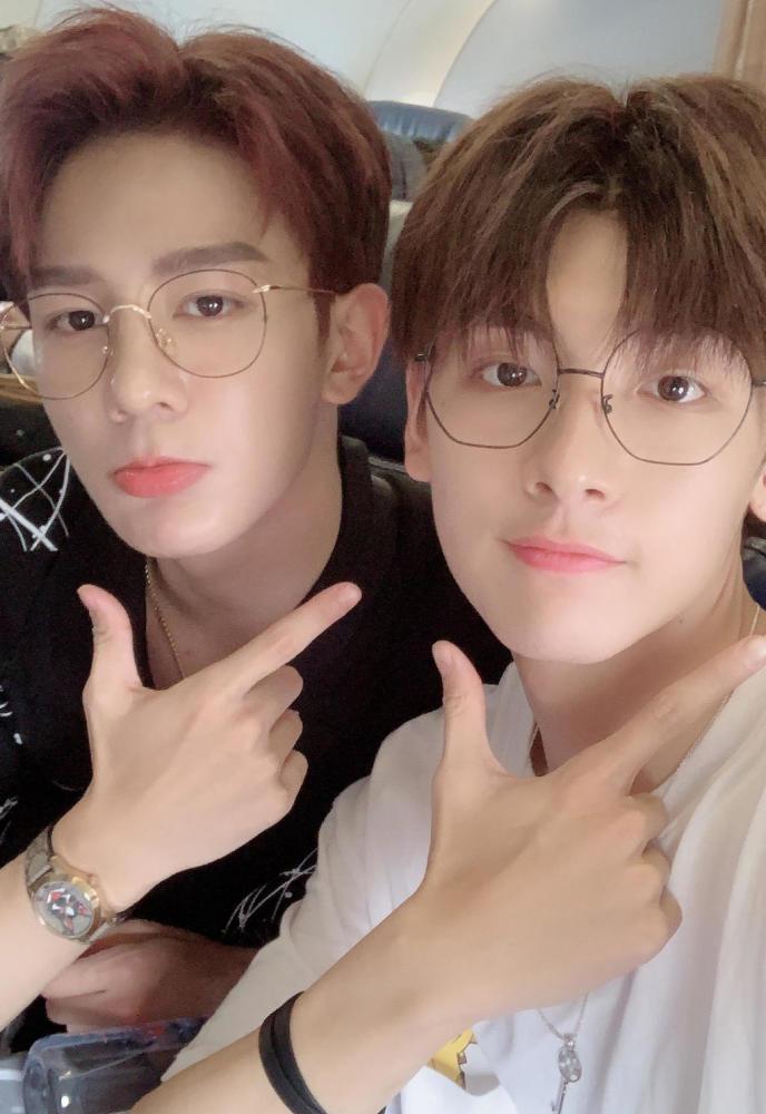 深夜与高挑女子牵手约会,开心扭屁股遛弯_翟潇_恋情_刘也