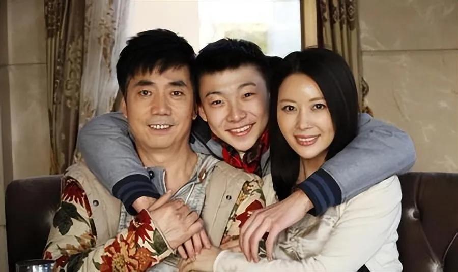 范明:娶大6岁的厉玲,将继子视如己出,如今继子成他骄傲_韩冷_儿子_带