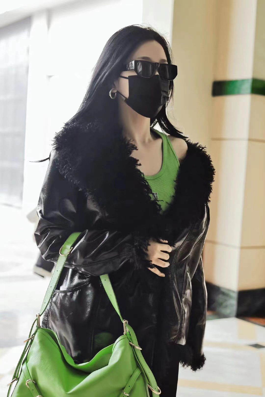 虞书欣上班私服,穿黑色毛领皮衣配修身长裤,酷飒利落又时尚