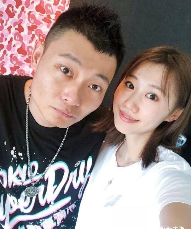 29岁黄一惠近照,穿低腰裤秀小蛮腰,嫁巩汉林之子幸福恩爱_巩天阔_好