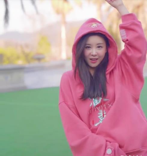 从视频中可以看出,李小萌穿着一件粉色的卫衣,下面穿一条破洞牛仔裤