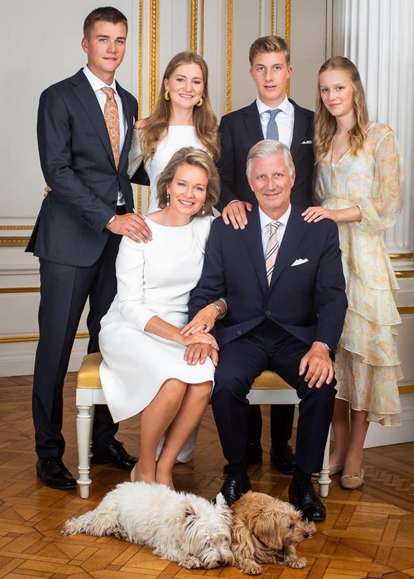 比利时王室圣诞贺卡高颜值全家福曝光,21岁未来女王深具魅力_玛蒂尔德