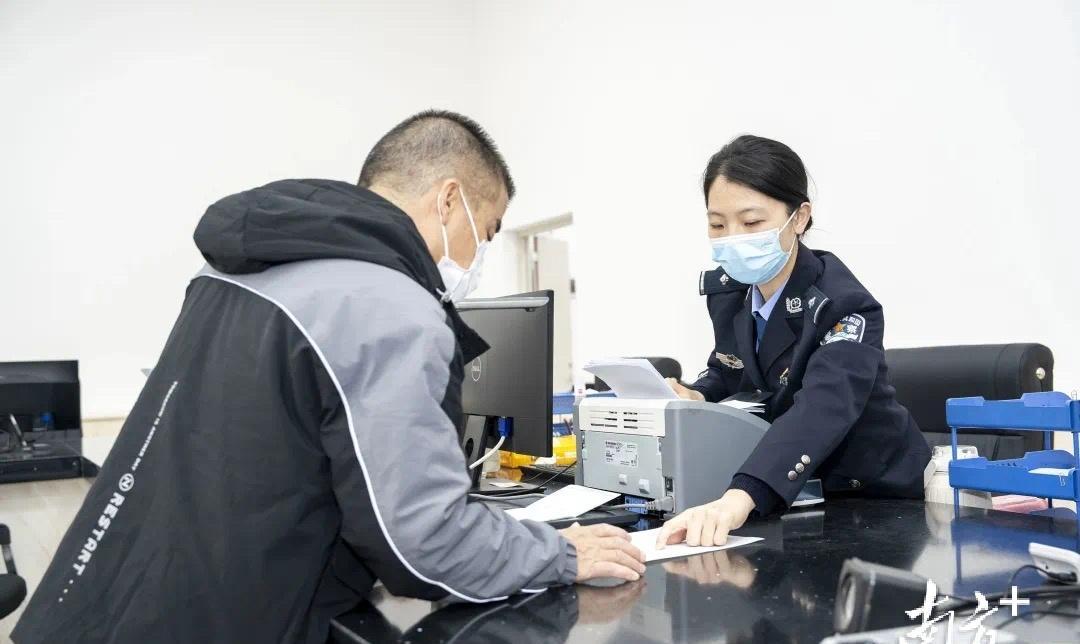 阳江市公安局江城分局户政服务大厅揭牌成立_业务_群众_户口