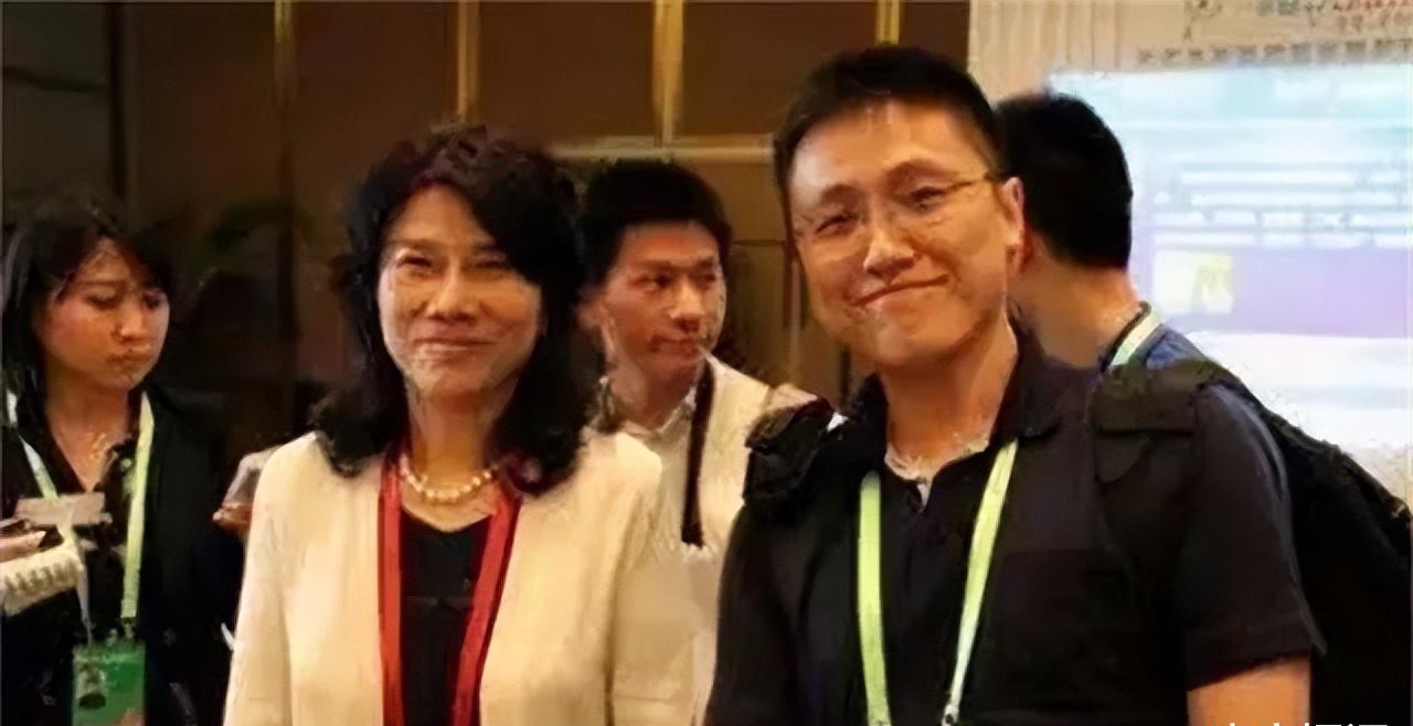 东东后来考上了大学,毕业后又通过了律师资格考试,拿到了律师从业证书