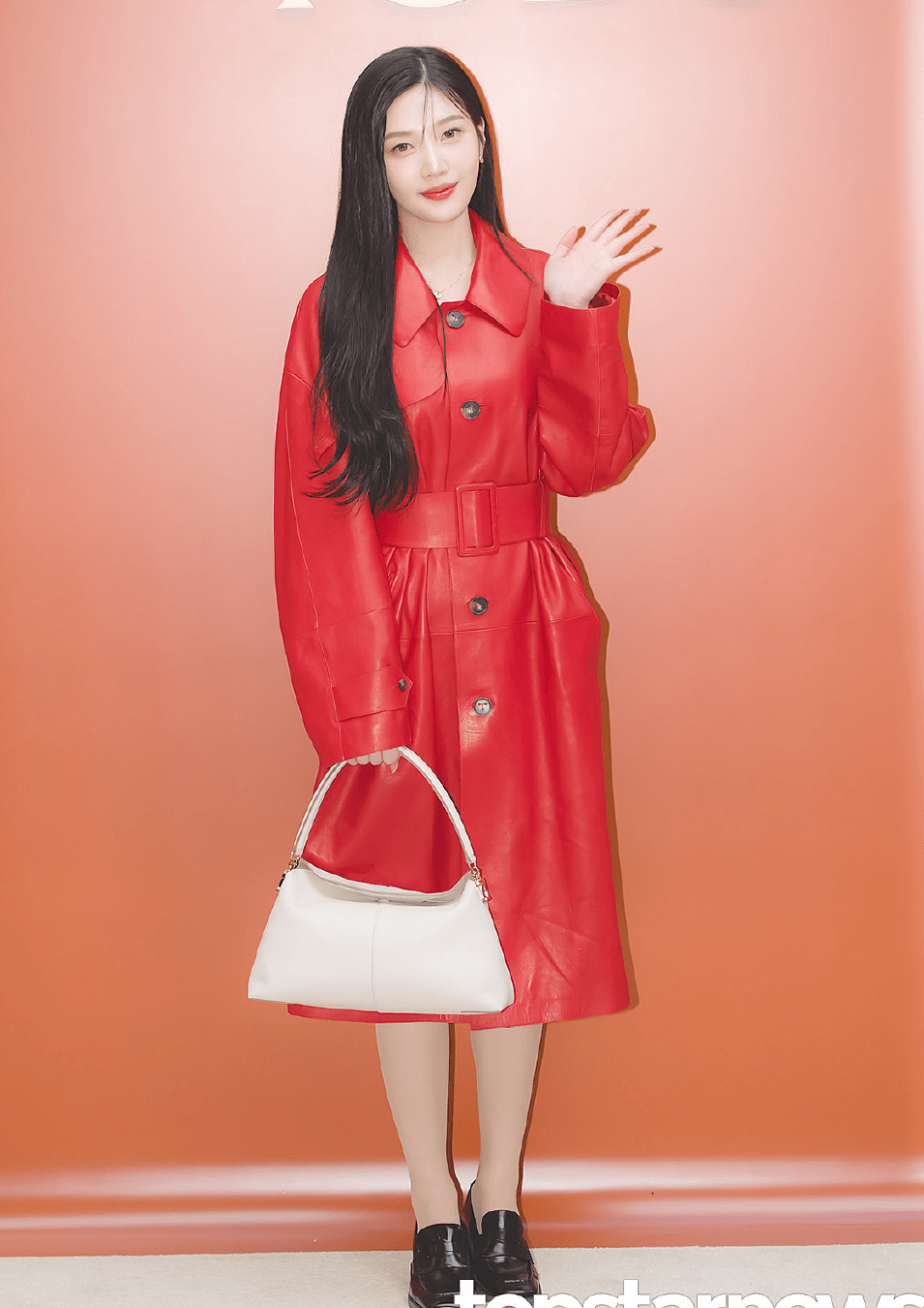 朴秀荣穿着这件红色皮衣一共完成了两个项目,一个是线下活动造型,一个