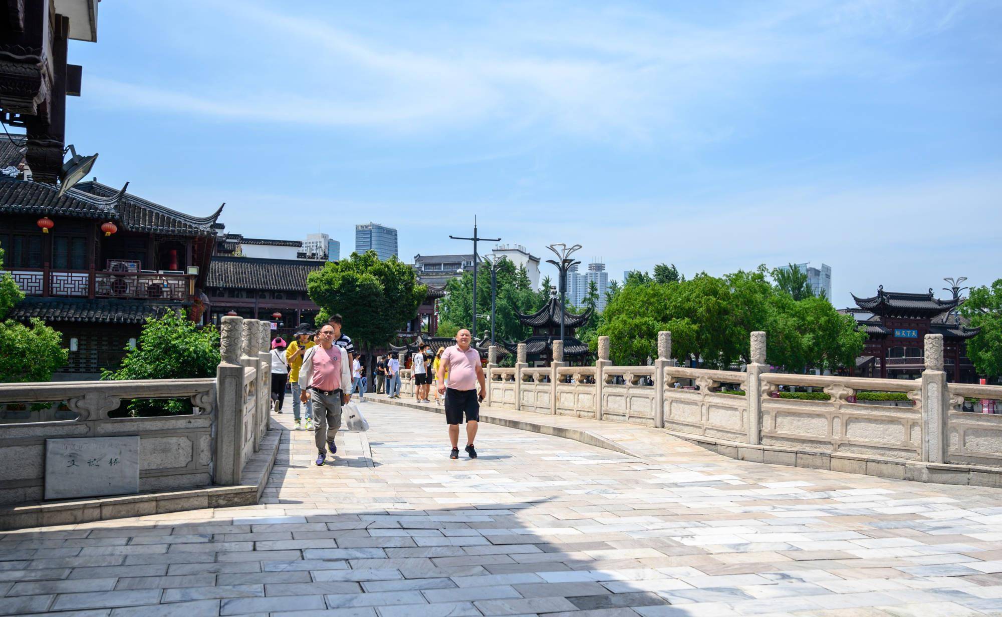 夫子庙大影壁位于秦淮河南岸,文德桥东侧.