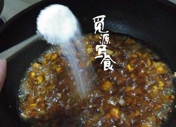 在家做香菇猪肉花生辣椒酱有诀窍，比老干妈好吃，做法简单还省钱(图9)
