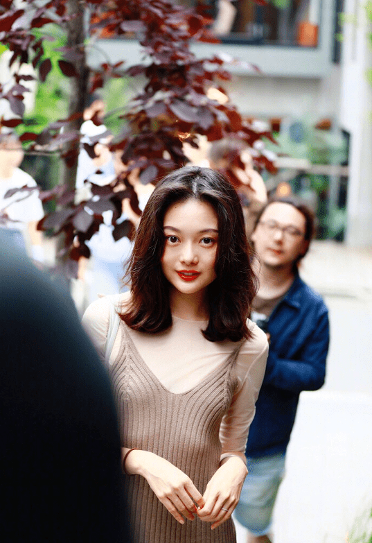 晚晚高调现身聚会,穿吊带模特身材很抢眼,不愧是京圈贵妇_造型_女性