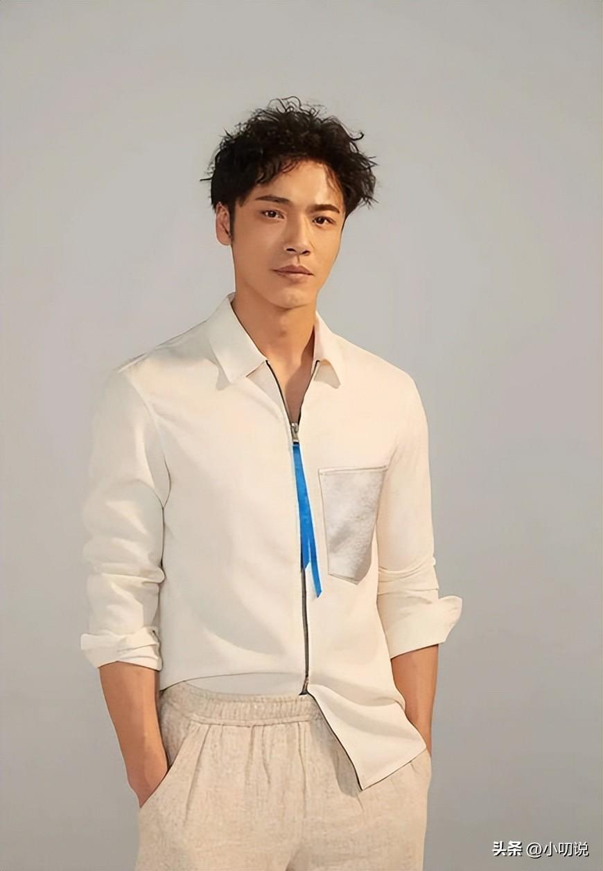 央视初代主播薛飞:巅峰时出国摆地摊,晚年回国教书,儿子是演员_父母