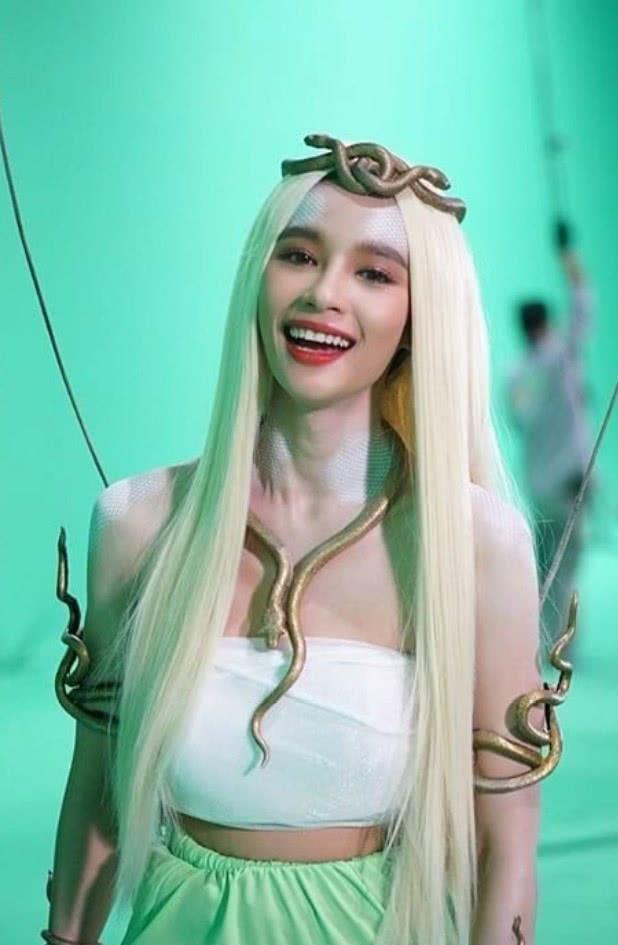 泰剧《蛇吻》播出,"蛇王"女主穿芭比裙却撞脸杨颖,这颜值绝了_vill_剧