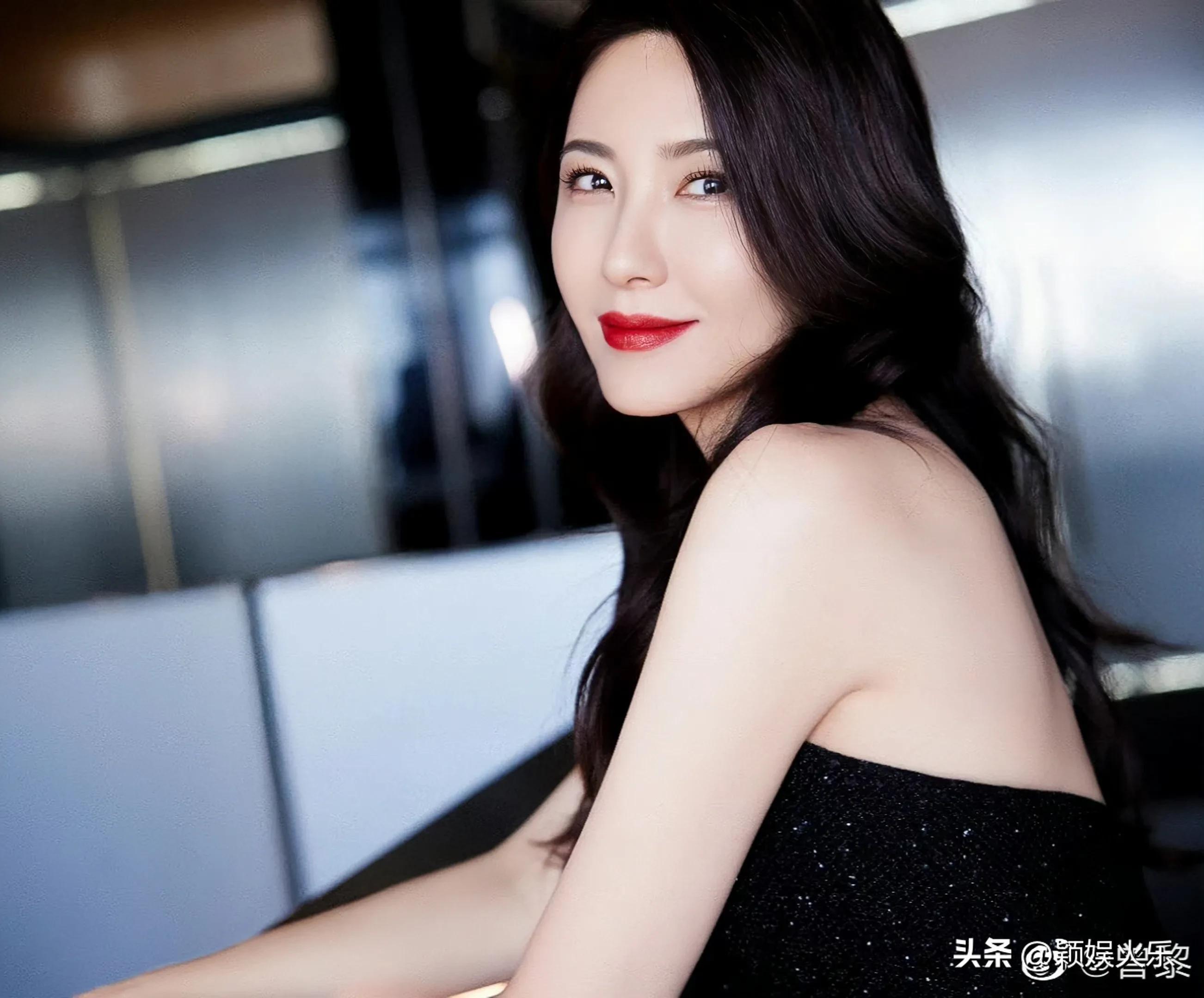 曾黎是鹅蛋脸,嘴唇和眼镜都很大,曾黎的长相显大气冷艳,一颦一笑风情