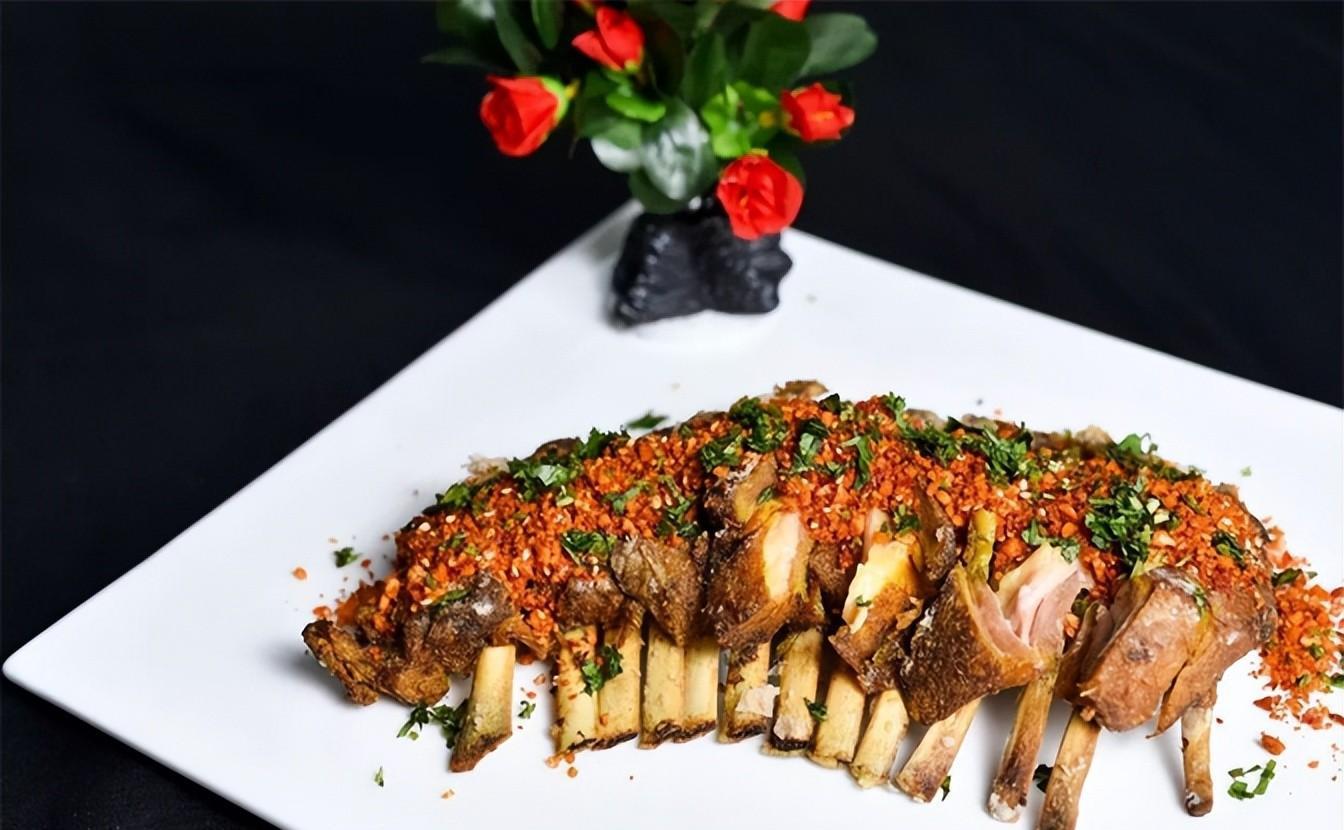 蒸辣椒粉羊排原料:羊肉150克.配件:辣椒(红,热,干)200克.