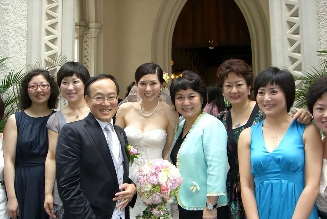 结婚之后的罗慧娟,在家洗衣做饭,照顾老公和孩子的简单生活,让她乐在