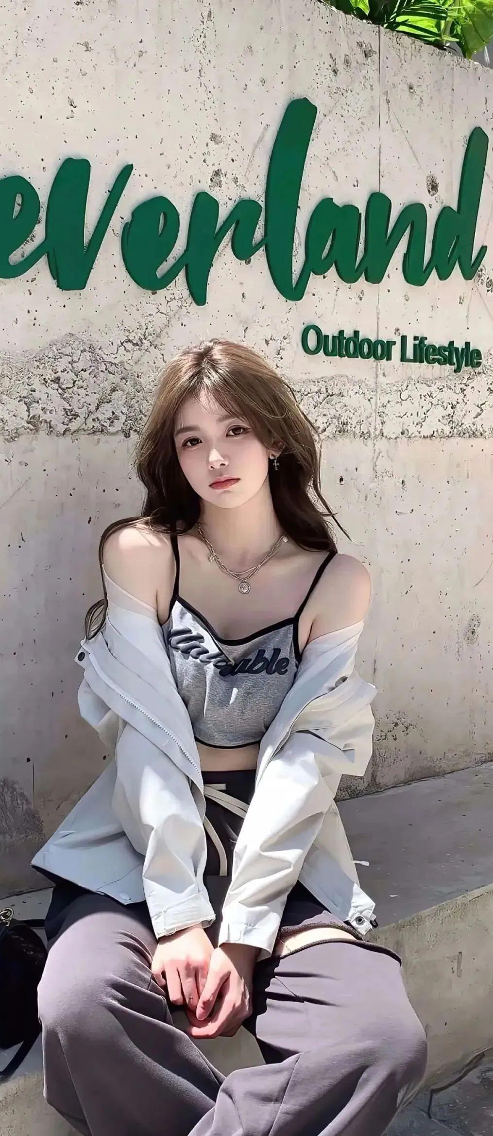 我哥们女朋友蛇给咬了,哥们用嘴给她吸,突然看到她女朋友的两只大白兔