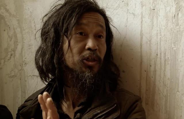 "流浪大师"梳理后,意外撞脸"包租公",这不是翻版元华吗?