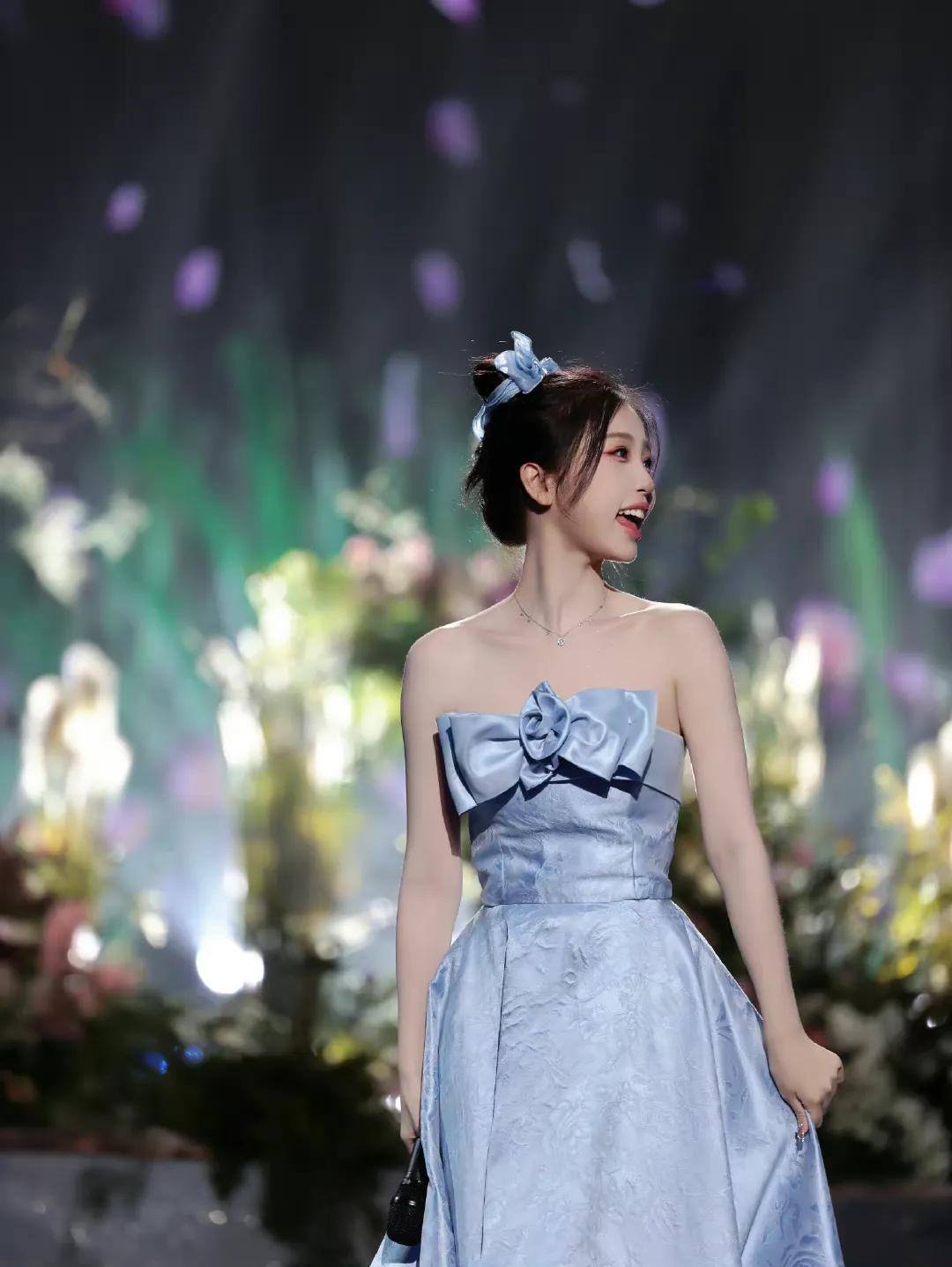虞书欣北京台春晚造型图,美得像精灵一样_舞台_灵光_未来