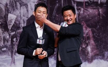 胡歌吴京张译现身,胡歌眼上伤疤明显_右眼_严重_事业