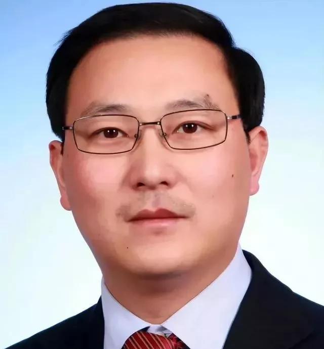 董卿丈夫密春雷被限制消费,前年财富超百亿,现被国企追债成老赖