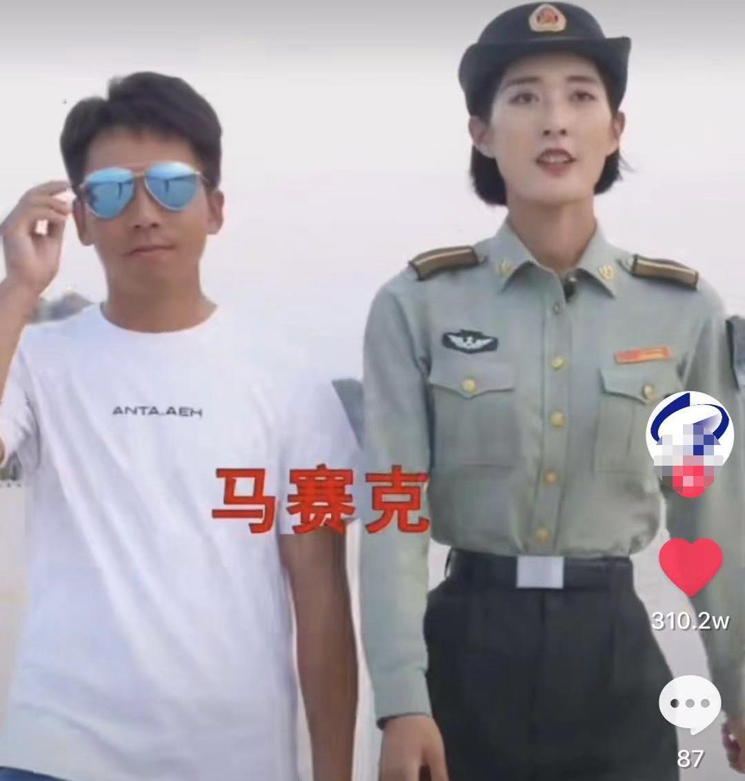 "排头女兵"撞脸江疏影,大量私照曝光有着模特身材,其姐姐更美_李杰