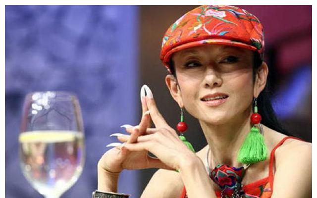 30年不吃肉,花3000万建别墅,63岁仍未育,杨丽萍现状如_演出_舞蹈_孔雀