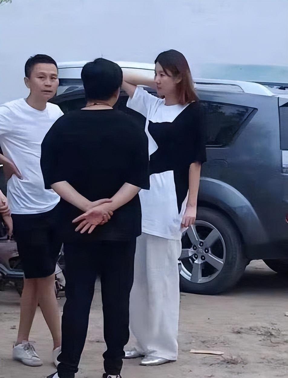 王宝强与女友开豪车出街,男方身高仅达冯清肩部,牵手同行如母子_马蓉