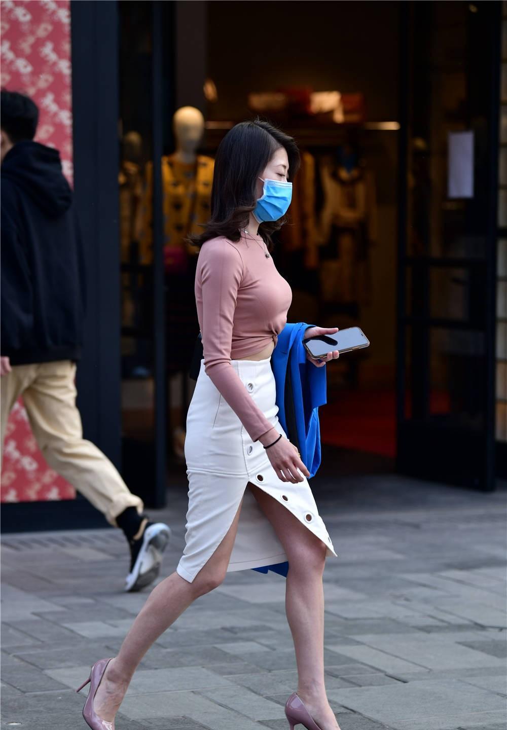 6厘米高的藕荷色的尖头细跟鞋,搭配百搭高腰筒裙,侧面开叉设计_美女