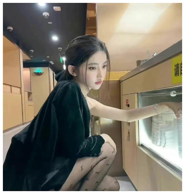 李友先是在淘宝开店,做女装模特.凭借出色的外表,她红遍了网络.