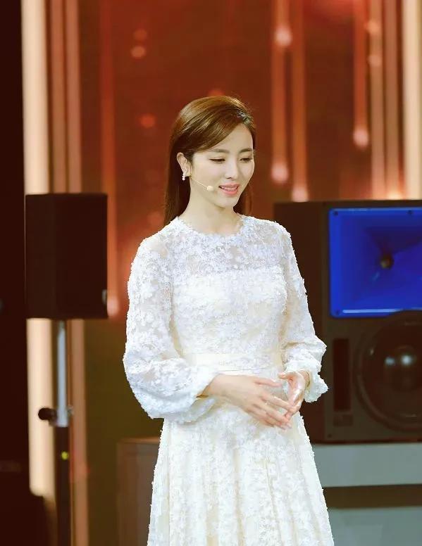 张蕾主持完荣誉盛典又主持学雷锋慰问演出,李思思却坚守冷门频道_节目