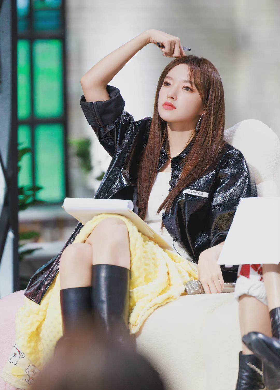 程潇新综艺穿"唐装"跳舞太美了,国风造型显温婉,看着好优雅_时尚_女孩