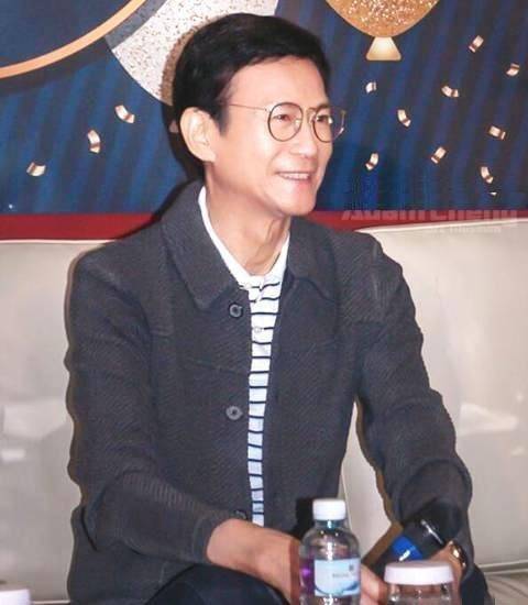 "男神"郑少秋活动再次惊艳亮相,72岁外貌依然不变,简直帅爆了_网友