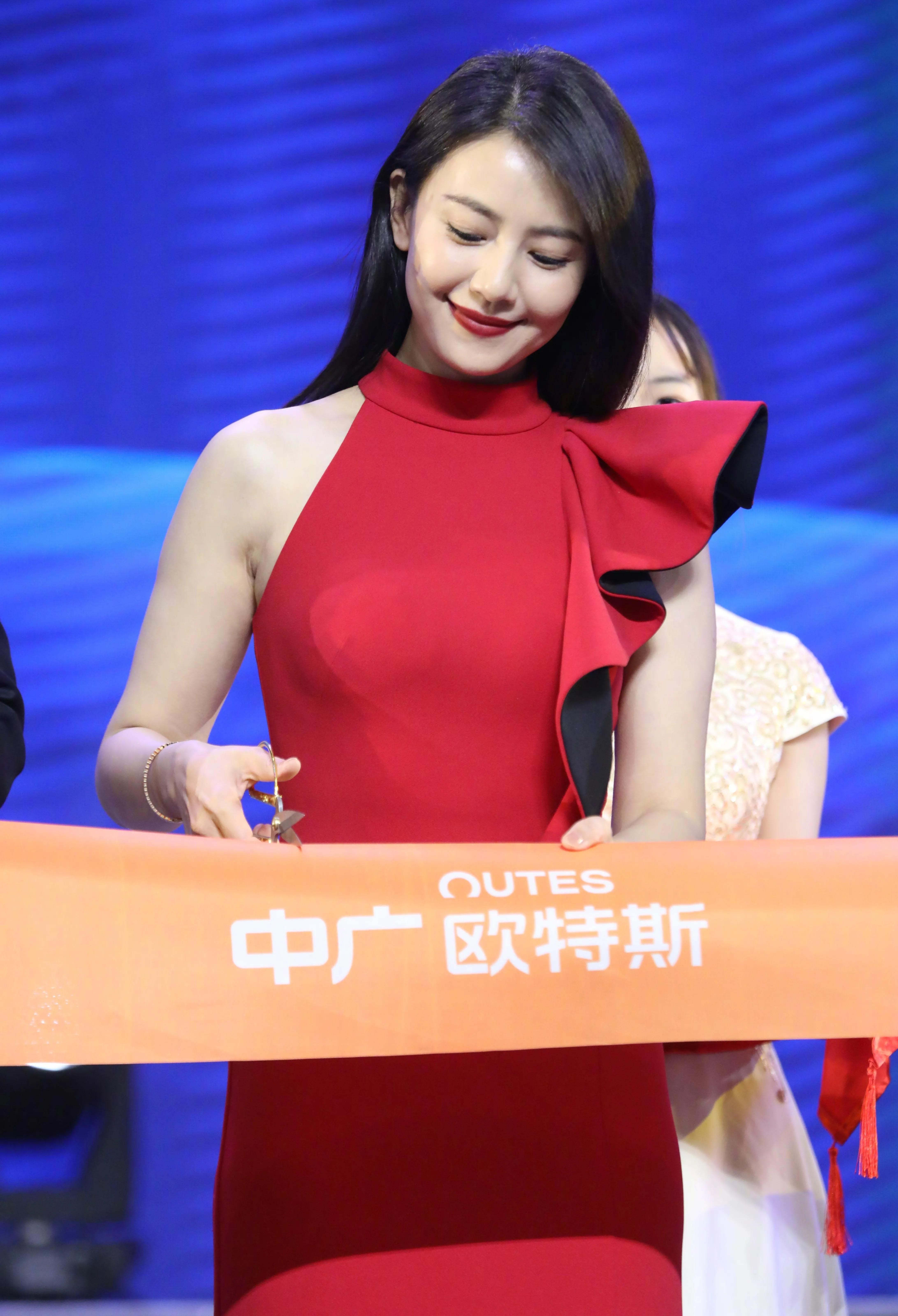 高圆圆穿红裙出席活动好美,优雅知性美丽大方,不愧是国民女神_姐姐