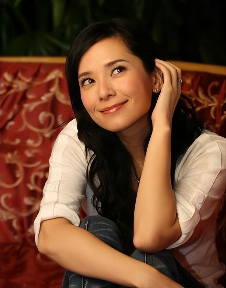 港姐郭羡妮:"倒贴"3套房下嫁河南小伙,婚后被小6岁丈夫宠成宝_中国