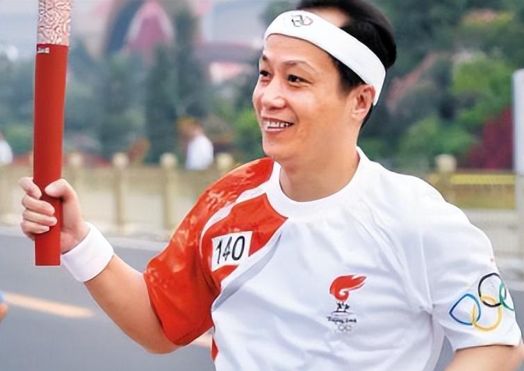 罗京去世13年,曾经哭到晕厥的妻子改嫁富商,母亲至今不知死讯_罗靖