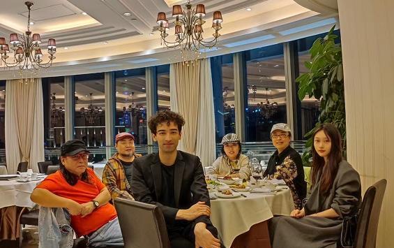 导演王国平,词作家汤昭智,作曲家夏伟光这三位有mv"三剑客"之称,其中