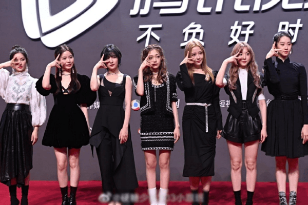 当七人集体亮相签名墙的时候,可以看到每个人都比出了组合专属的手势