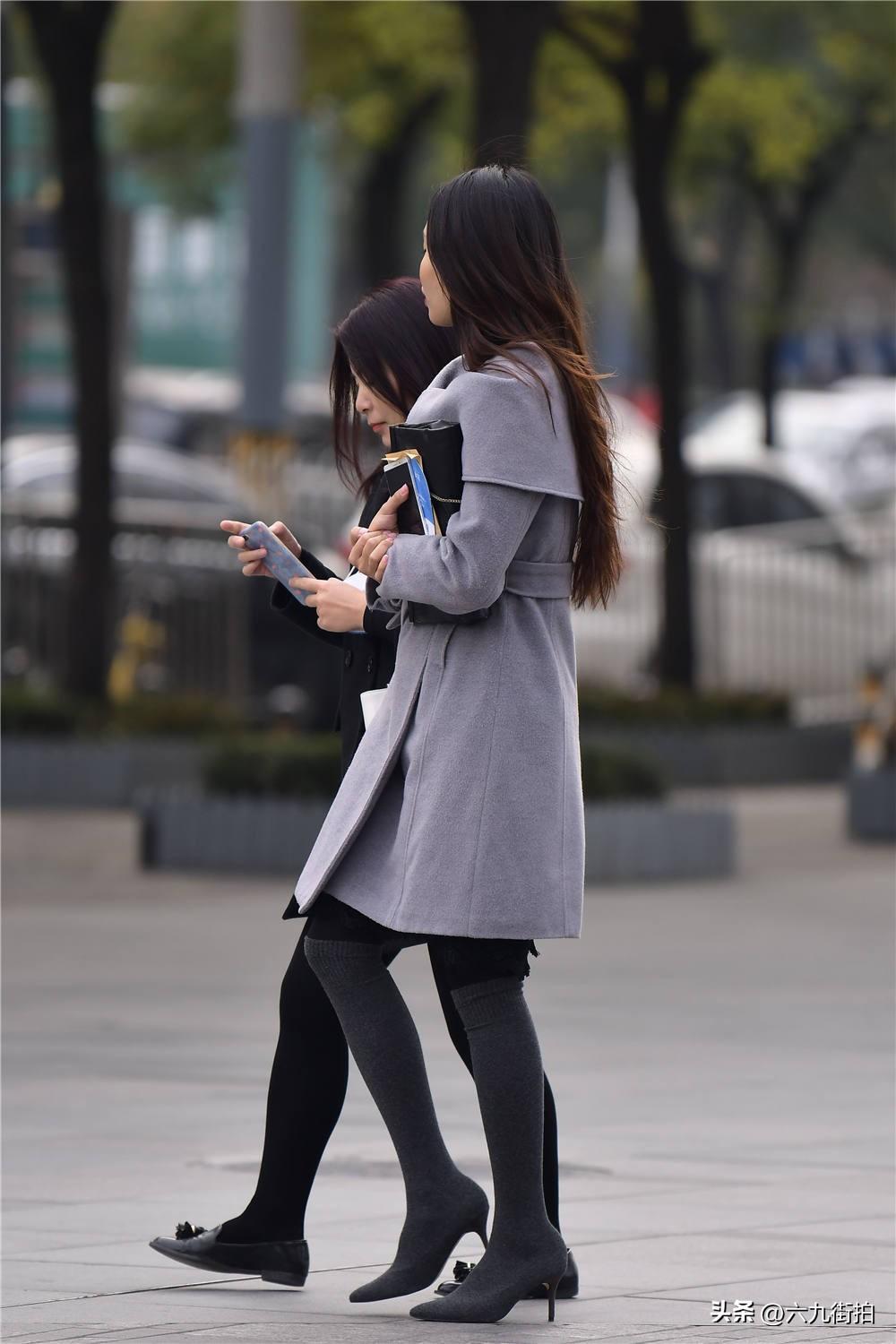 深灰色尖头细跟袜靴,搭配黑色天鹅绒丝袜,外面一件中